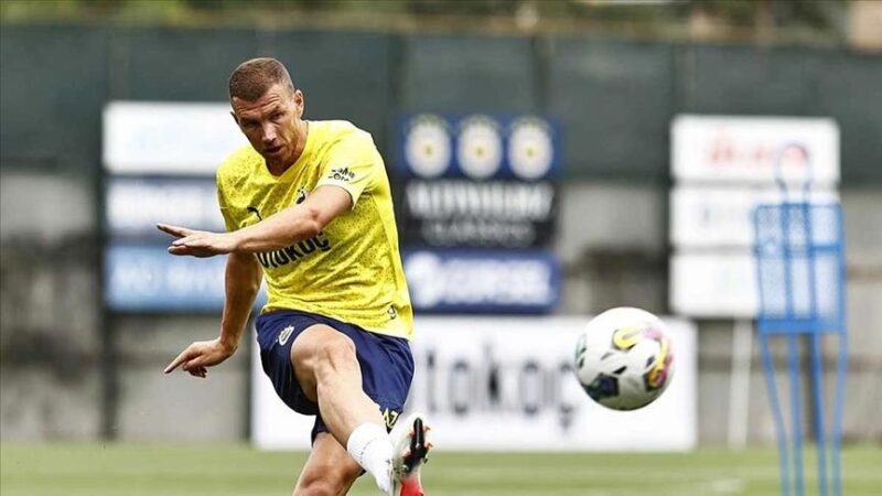 Fenerbahçe'nin yeni transferi yıldız futbolcu Edin Dzeko, sarı-lacivertli kulübe geldiği
