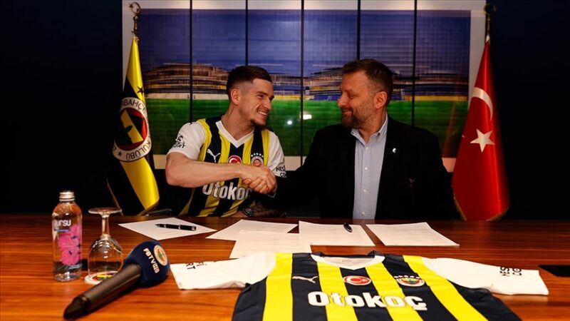 Fenerbahçe, İngiliz futbolcu Ryan Kent'i 4 yıllığına kadrosuna kattı.
