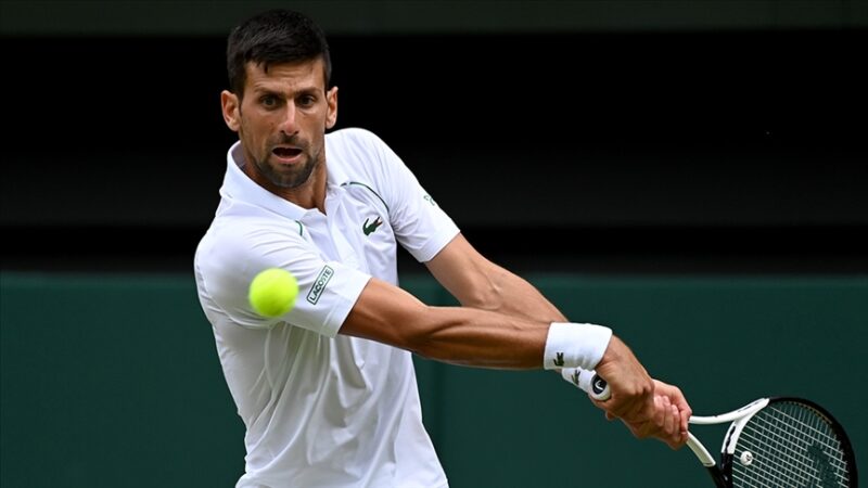 Wimbledon finalinde sinirlerine hakim olamayan Djokovic'e para cezası verildi. Raketini