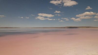 Tuz Gölü’nün rengi pembeye döndü