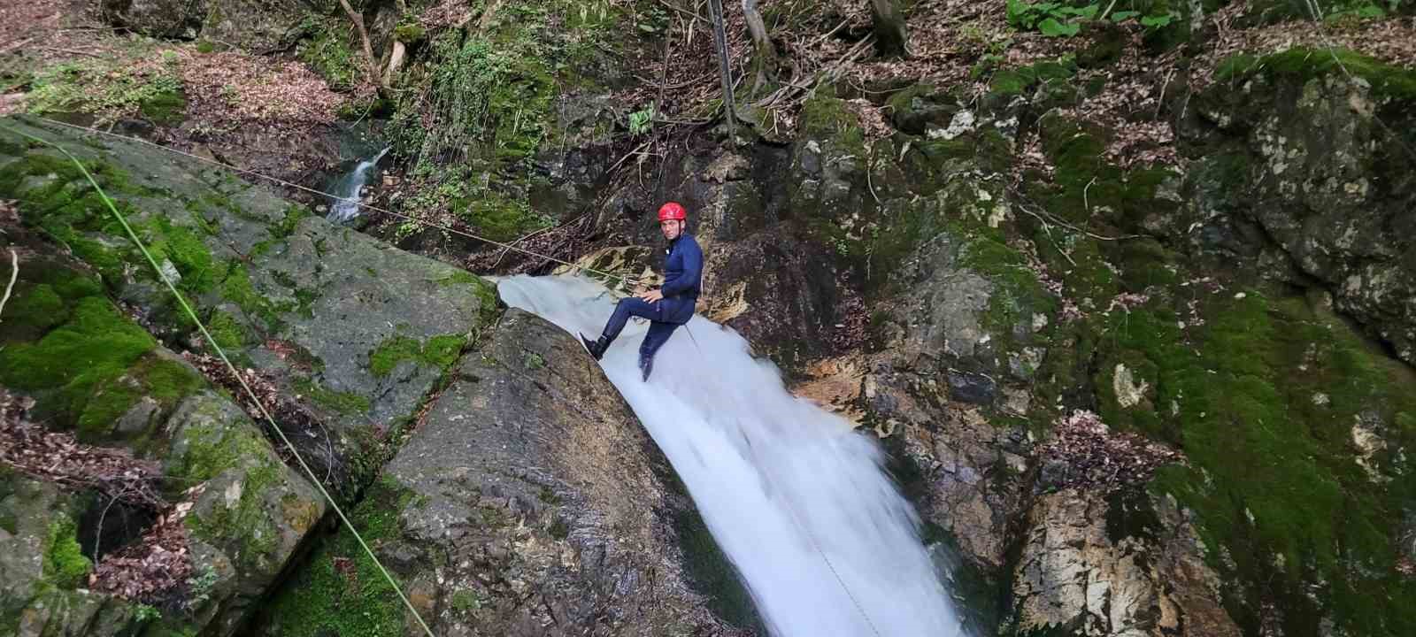 Uludağ’ın en dik şelalelerinden iple indiler