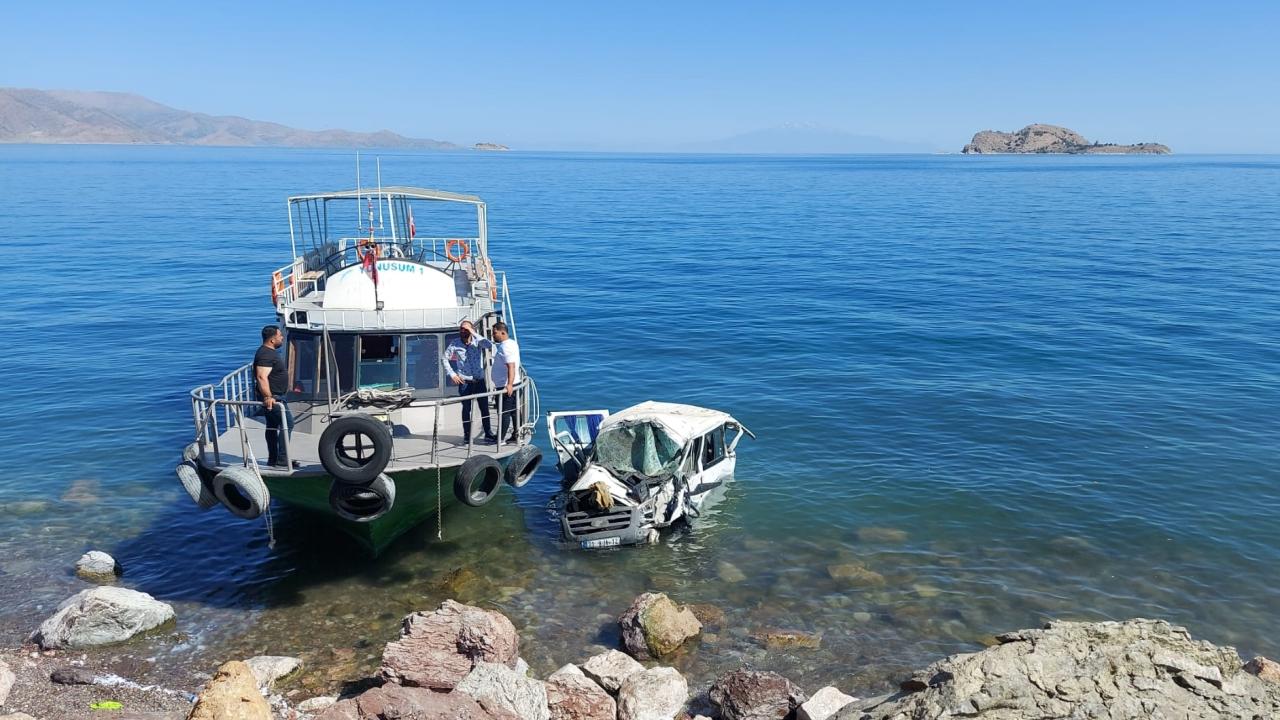 Kontrolden çıkan minibüs Van Gölü’ne düştü: Çok sayıda yaralı var