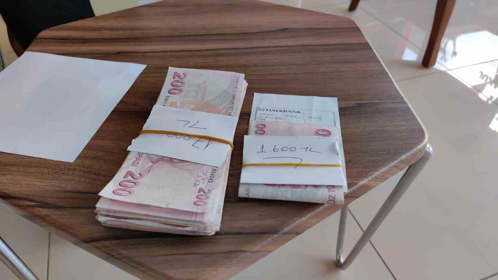 Bursa’da yaşlı kadının kaybettiği umre parasını eczacı buldu Bursa’da yaşlı kadının kaybettiği umre parasını eczacı buldu