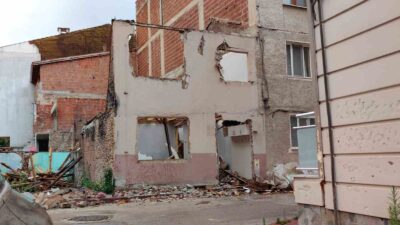 Bursa’da yıktığı duvarın altında kaldı