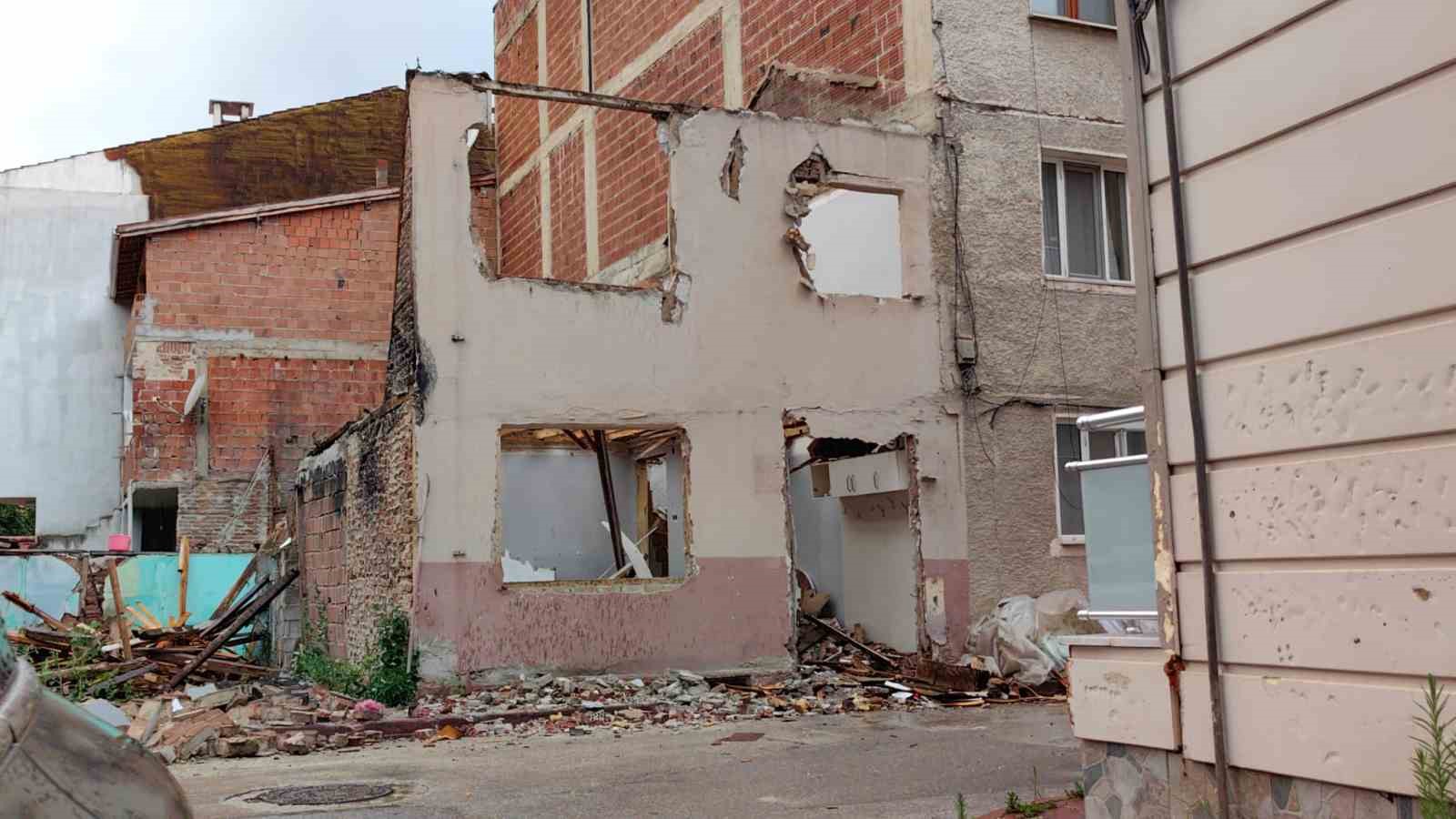 Bursa’da yıktığı duvarın altında kaldı