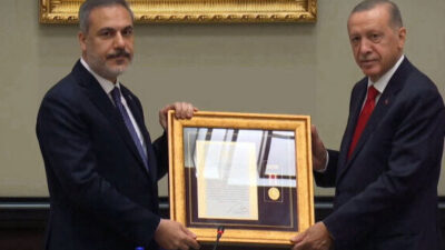 Erdoğan’dan Hakan Fidan’a “üstün hizmet madalyası”