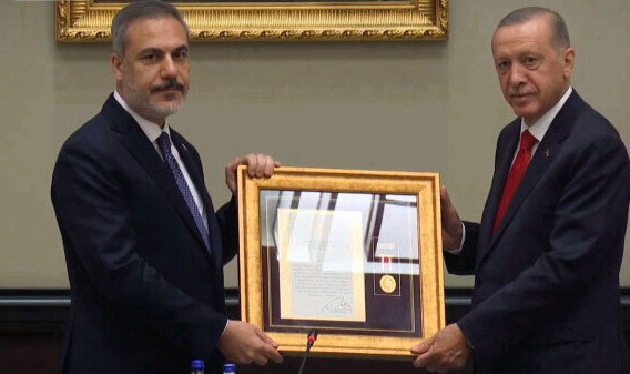 Erdoğan’dan Hakan Fidan’a “üstün hizmet madalyası”