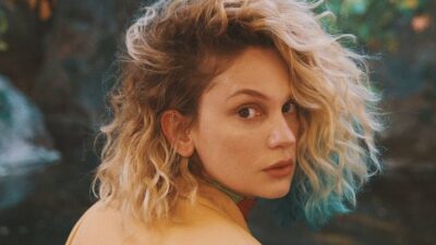 Yürek hoplatan bikinili poz!