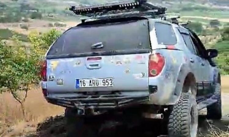 Bursa’da yangına off-road araçlarıyla müdahale Bursa’nın Mustafakemalpaşa ilçesinde çıkan yangına itfaiye ekipleri ve off-road araçlarıyla