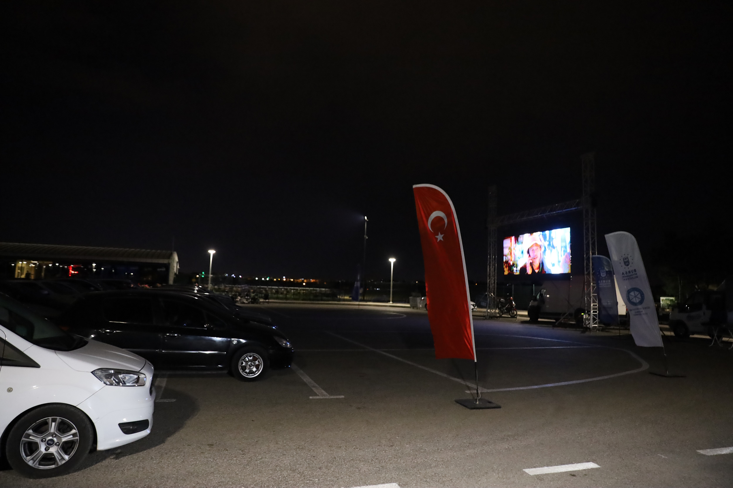 Bursa’da yıldızların altında sinema keyfi 3 33274 MTY0ZTFlMG 3