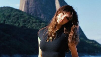 İç çamaşırıyla kamera karşısına geçti!