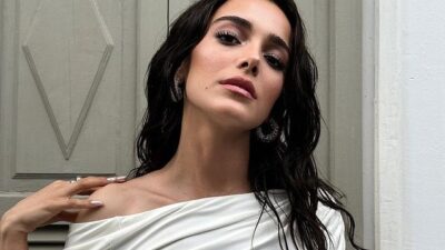 Güzel oyuncu siyah büstiyeriyle dikkat çekti!