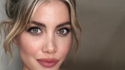 Mavi küçük bikinisiyle plaja damgasını vurdu!