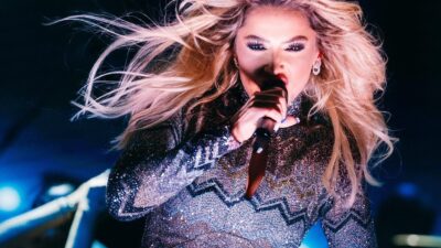 Göğüs dekolteli kıyafetiyle sosyal medyayı salladı!