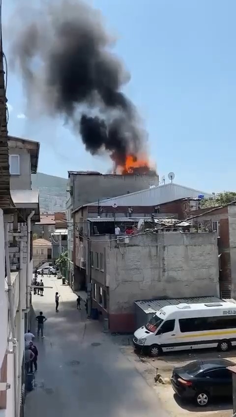 Bursa’da 4 katlı binanın çatı katı alev alev yandı