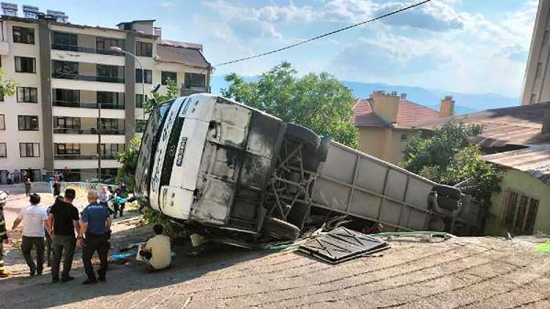 Tur otobüsü devrildi: 3’ü ağır 26 yaralı