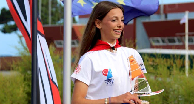 Parla Kabasakal, sörfte tarih yazdı Parla Kabasakal, sörfte tarih yazdı