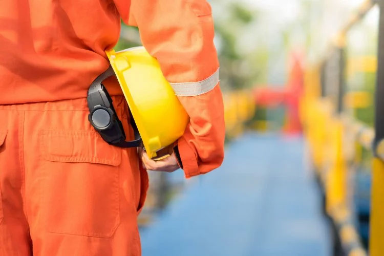 İş güvenliğine uymayan işçiye şok İş güvenliğine uymayan işçiye şok