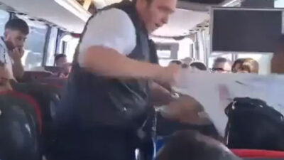 Otobüste infial yaratan görüntüler: Pet şişeye idrarını yaptı, kaptan aracı durdurup yaka paça indirdi