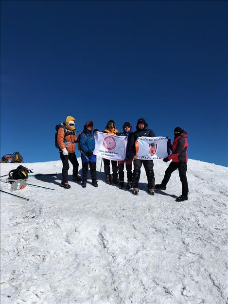 İnegöllü dağcılar yazdan kışa yürüdü