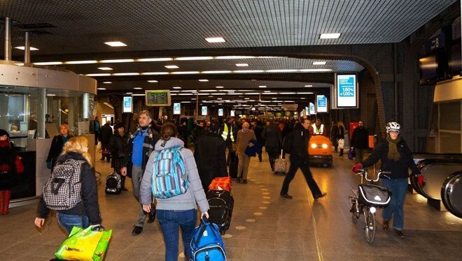 Brüksel Havalimanı’na inenler saatlerce kuyrukta bekliyor Brüksel Havalimanı’na inenler saatlerce kuyrukta bekliyor