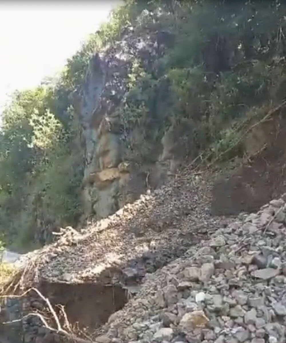 Artvin’de heyelan nedeniyle 8 köy yolu ulaşıma kapandı