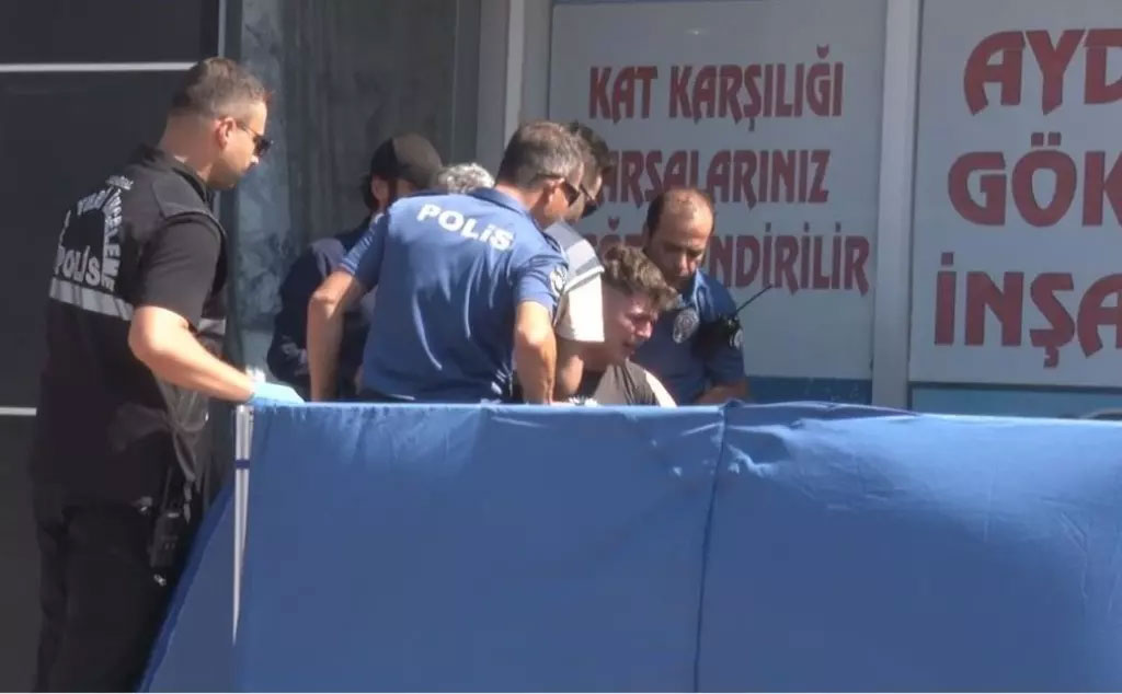 Yürekleri sızlatan görüntü! Cadde ortasında intihar eden babasının cesedini görünce…