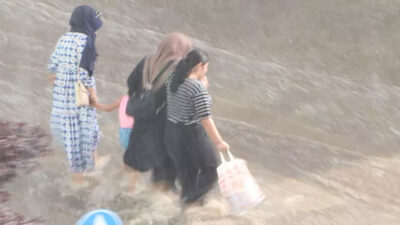 Erzurum’da şiddetli yağışta yollar göle döndü