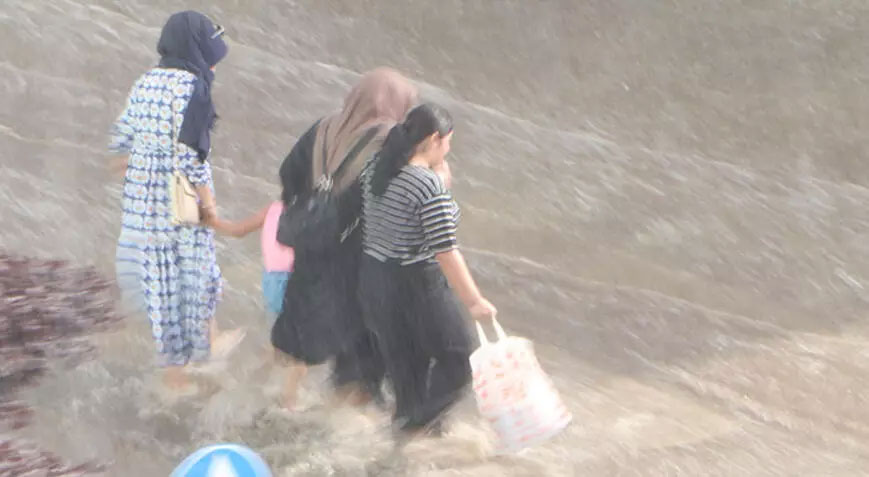 Erzurum’da şiddetli yağışta yollar göle döndü
