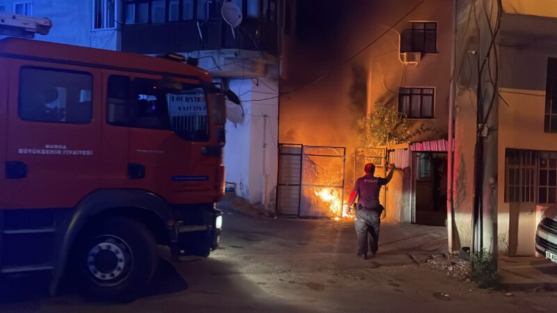 Bursa'da bir evin bahçesindeki geri dönüşüm malzemelerinin tutuşmasıyla başlayan ve