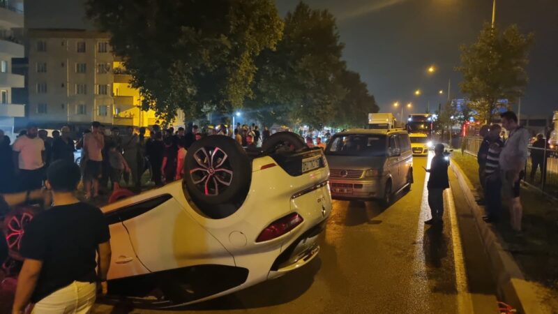 Bursa'nın İnegöl ilçesinde, 3 otomobilin çarpışması sonucu 5 kişi yaralandı.