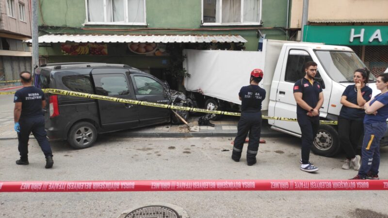 Bursa'nın Gemlik ilçesinde hafif ticari aracın park halindeki kamyonete çarptığı