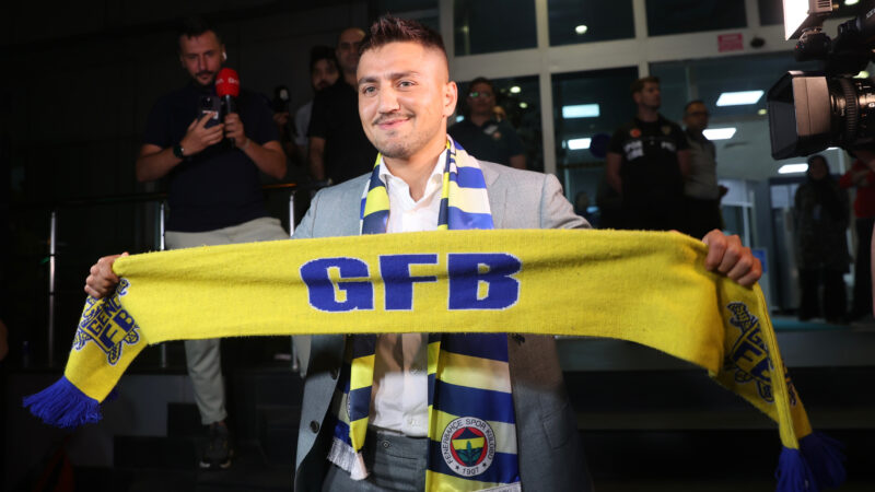 Cengiz Ünder Fenerbahçe için geldi Fenerbahçe'nin transferi için prensip anlaşmasına vardığı milli futbolcu Cengiz Ünder,
