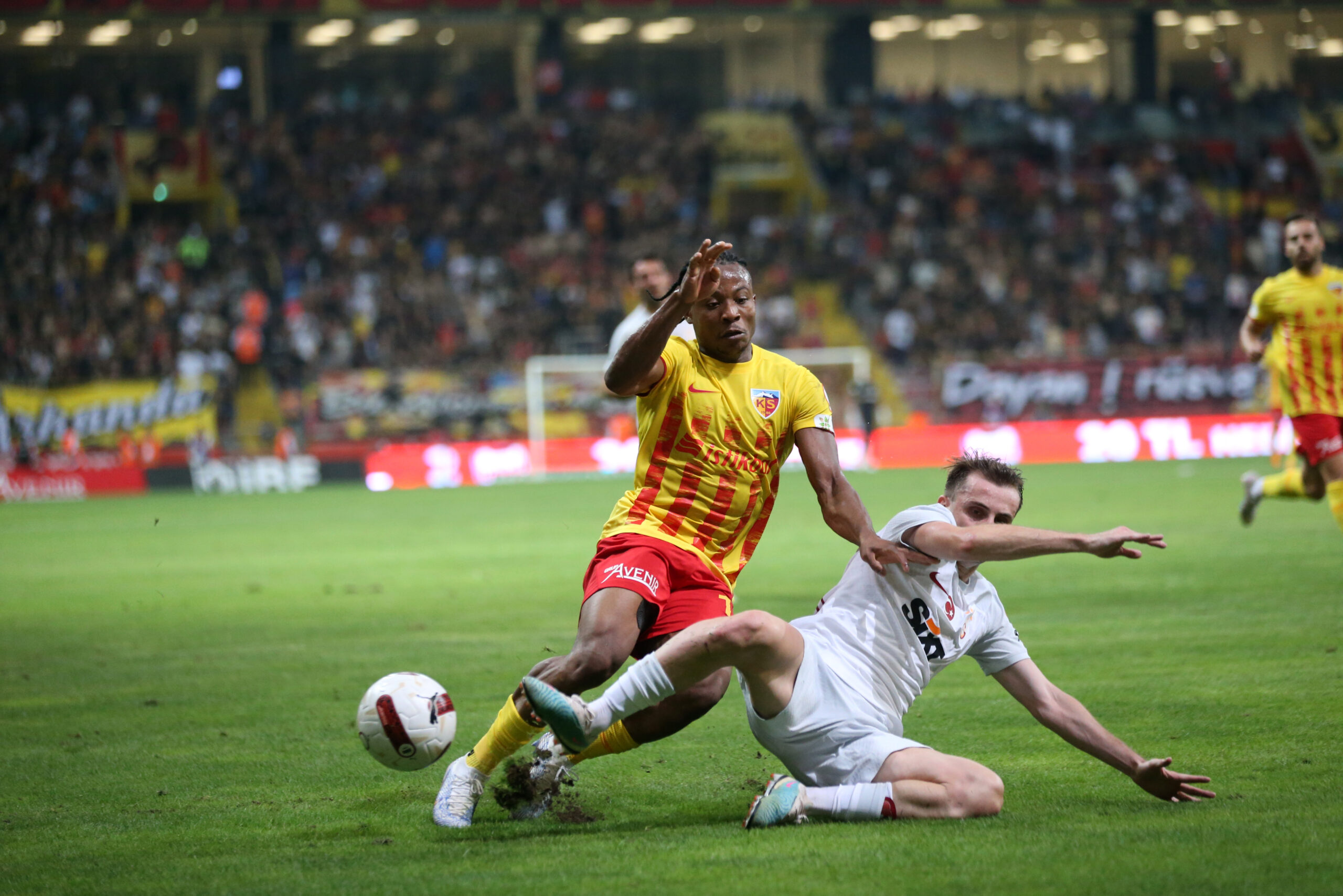 Som şampiyon Galatasaray kayıpla başladı!