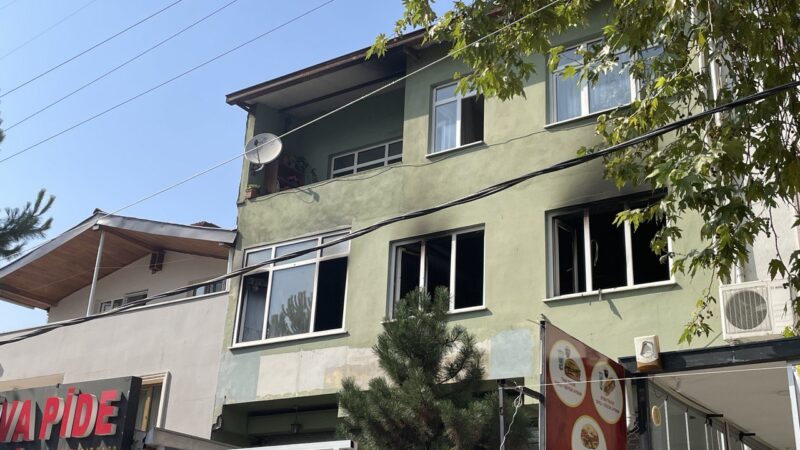 Bursa'da bir evde kundaklama sonucu çıkarıldığı iddia edilen yangın, itfaiye