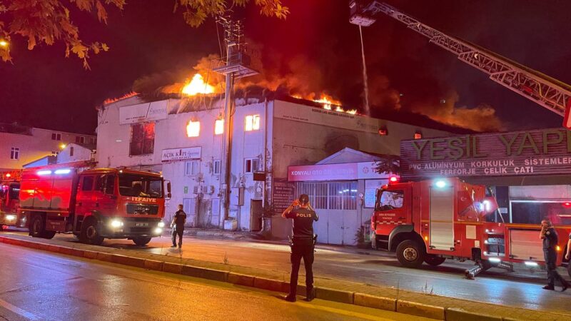 Bursa'da ahşap kapı üretilen bir fabrikada çıkan yangının söndürülmesi için
