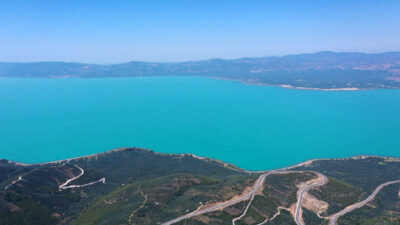 Rengi değişen İznik Gölü havadan görüntülendi