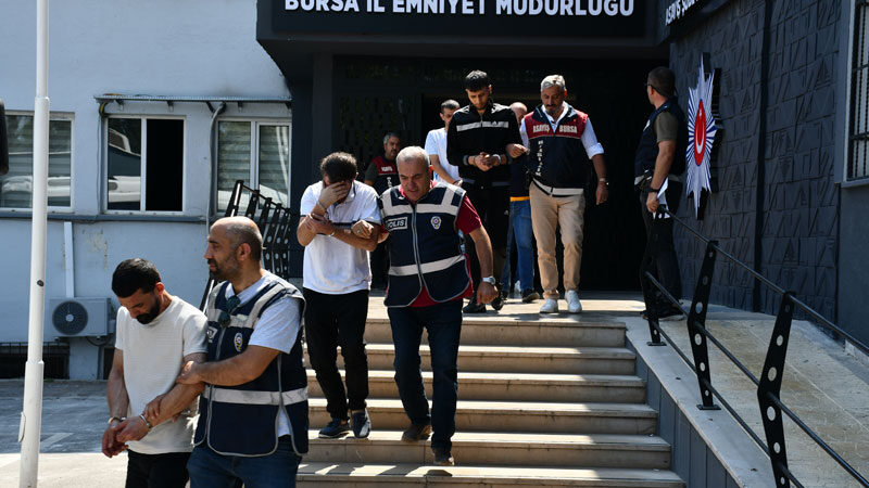 Bursa’da şafak operasyonu! Çok sayıda gözaltı Bursa'da kesinleşmiş hapis cezası bulunan ya da çeşitli suçlardan aranan