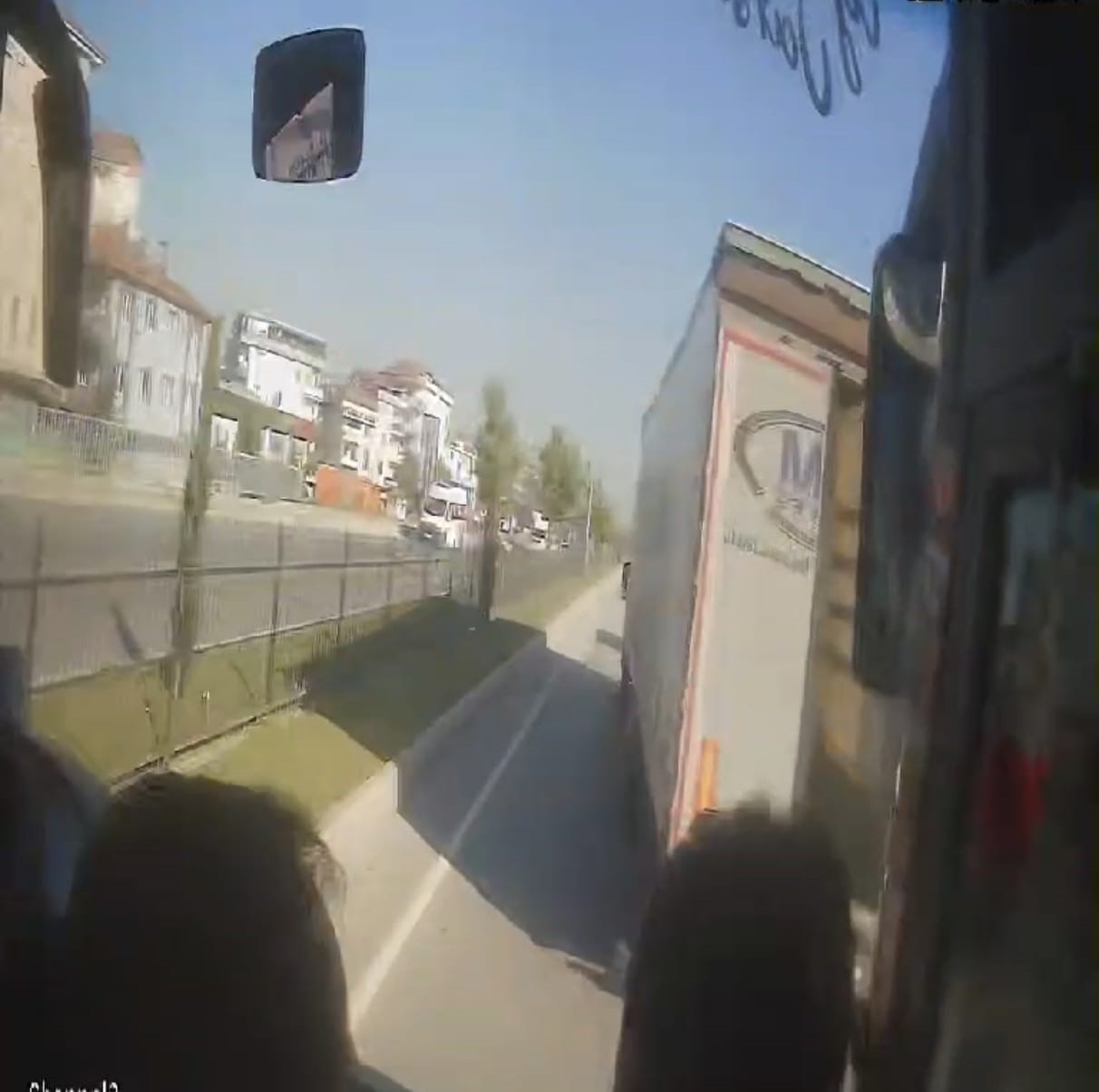 Bursa’da korkutan anlar! Yolcu otobüsü tıra böyle çarptı…