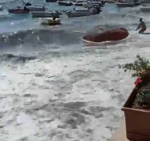 Bursa’da korkutan o anlar! Bursa’nın Gemlik ilçesinde dalgalar sahil yoluna taştı, vatandaşlar korkutan anları