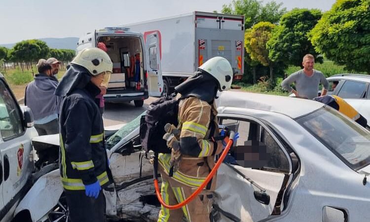 Bursa’da korkunç kaza! 2 ölü 1 yaralı… Bursa’nın Yenişehir ilçesinde seyir halindeki hafif ticari araç otomobile çarptı.