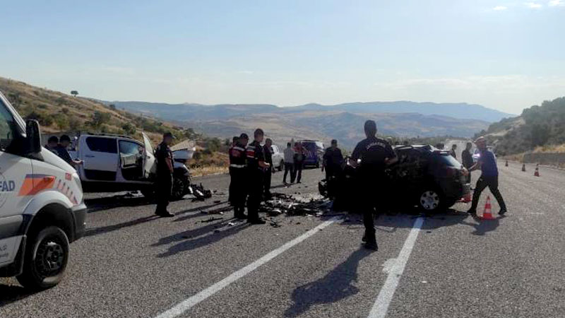 Katliam gibi kaza: 4 ölü, 2 yaralı