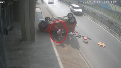 Bursa’da feci kaza! Yaralı kızının yardımına koştu