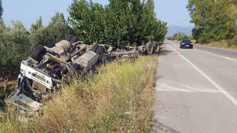 Bursa’da TIR devrildi