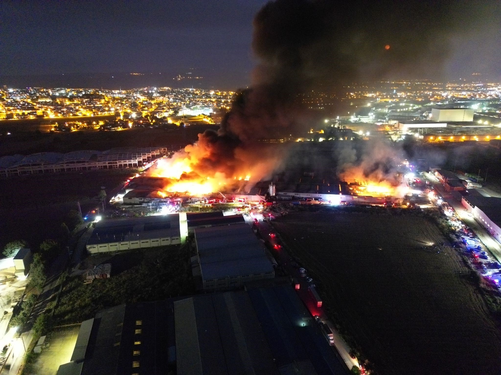 Bursa’daki büyük yangın kontrol altına alındı! 10 fabrikayı etkiledi…