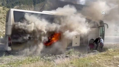 Yolcu otobüsü alev alev