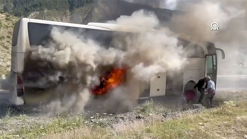 Yolcu otobüsü alev alev