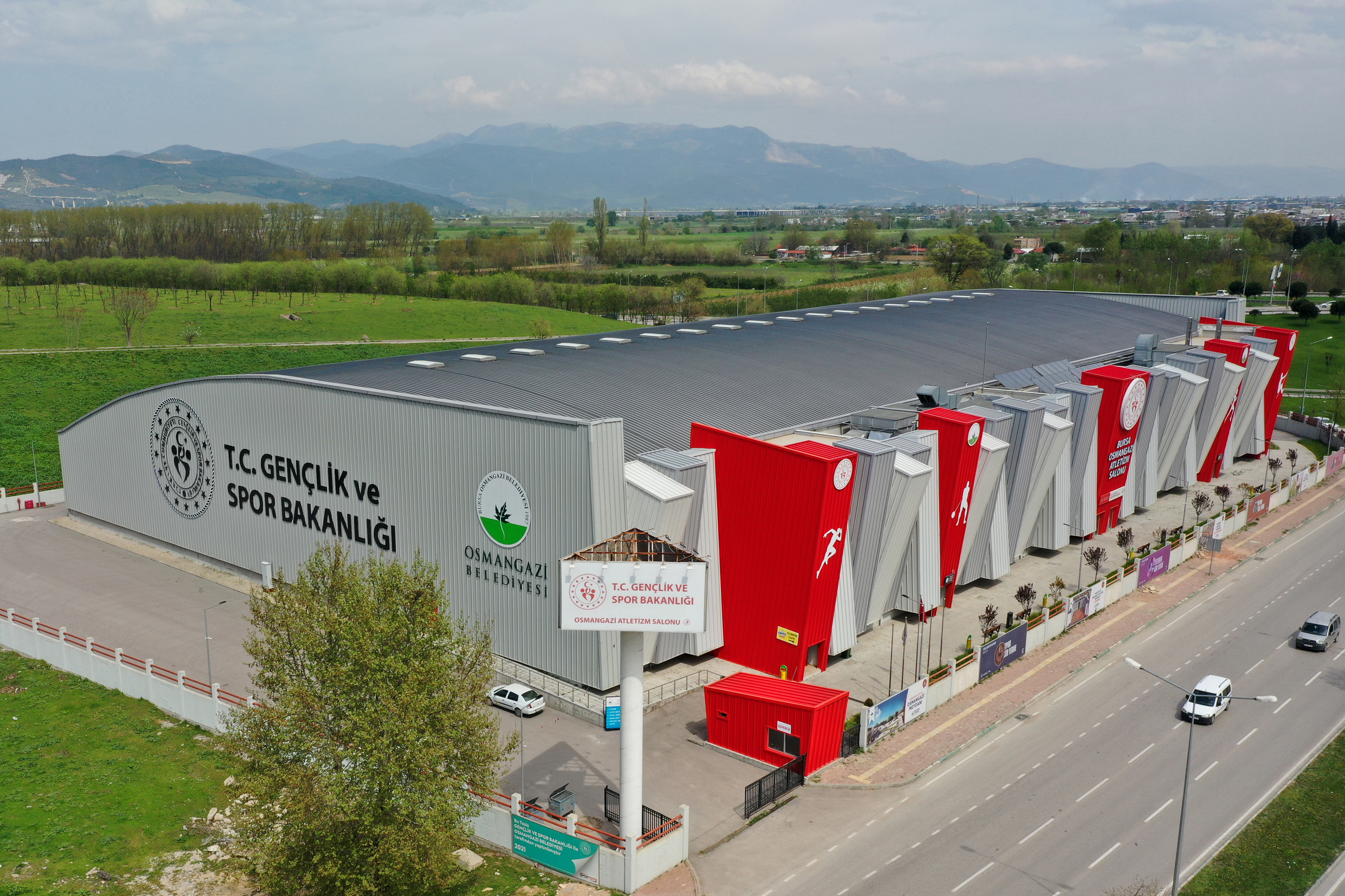 Türkiye’nin en büyüğü… Geleceğin yıldızları Bursa’daki bu salonda yetişiyor