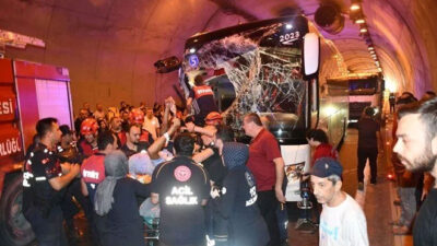 Zonguldak’ta yolcu otobüsü kamyona çarptı: Yaralılar var