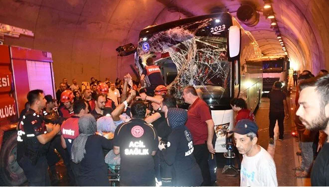 Zonguldak’ta yolcu otobüsü kamyona çarptı: Yaralılar var